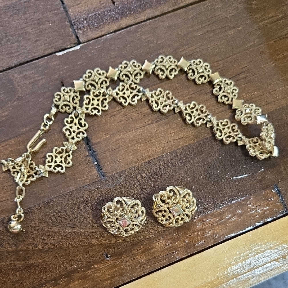 Avon Elegant Gold Necklace and Earring Set Vintage
